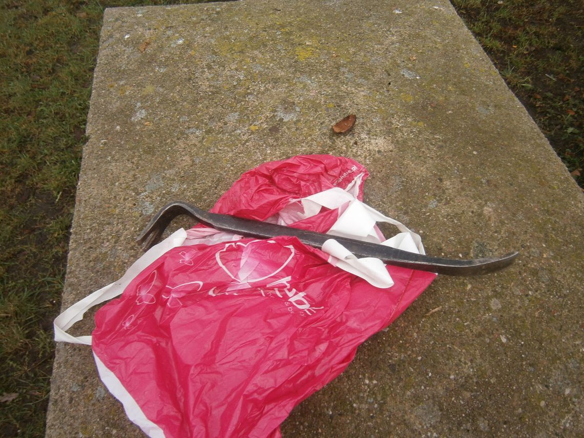 Patrol straży miejskiej i policji ujął wandala, który chciał ukraść przewody Patrol straży miejskiej i policji ujął wandala, który chciał ukraść przewody