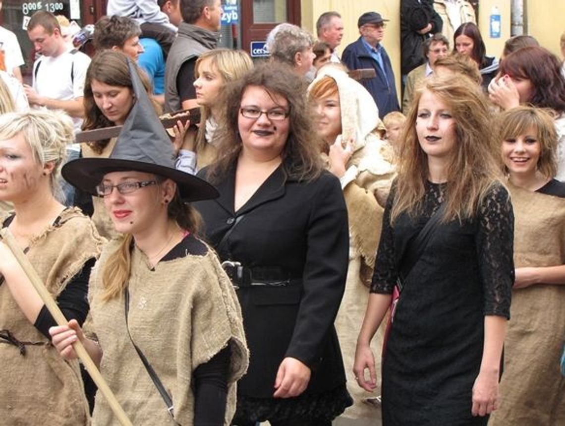 Piękne dwórki, czarownice, zbójcerz - pelplińskie biczowanie Piękne dwórki, czarownice, zbójcerz - pelplińskie biczowanie