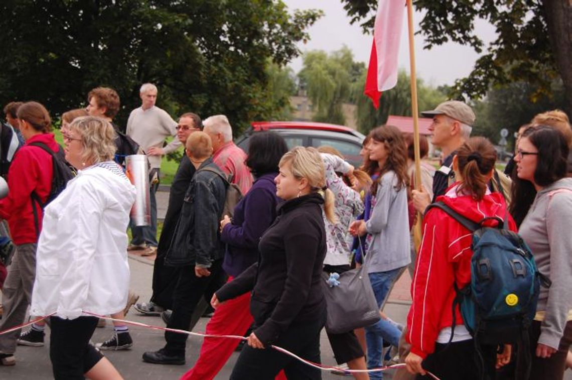 Pielgrzymi w drodze na Jasną Górę - "idzie się bardzo dobrze" Pielgrzymi w drodze na Jasną Górę - "idzie się bardzo dobrze"