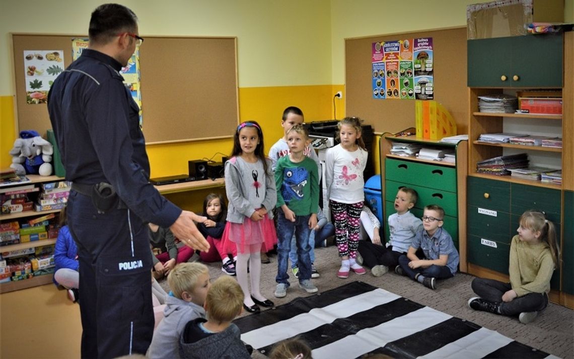 Pierwszoklasiści ze szkoły w Turzu i Lubiszewie spotkali się z dzielnicowym