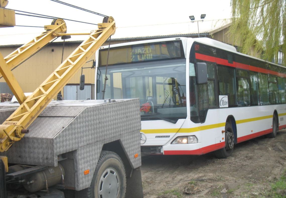 Pijany 61-latek wjechał w autobus przy ul. Żwirki. Do tego okazało się...