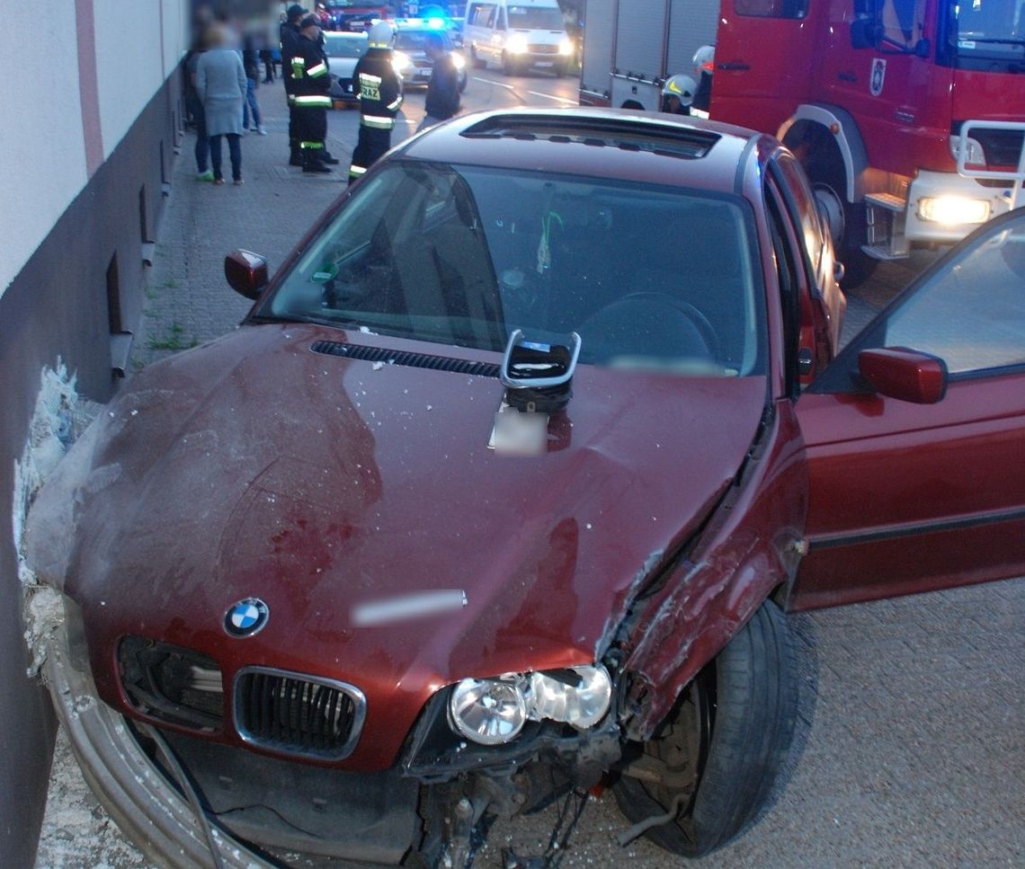 Pijany kierowca BMW w Pelplinie, najpierw uderzył w inne auto, później w budynek.