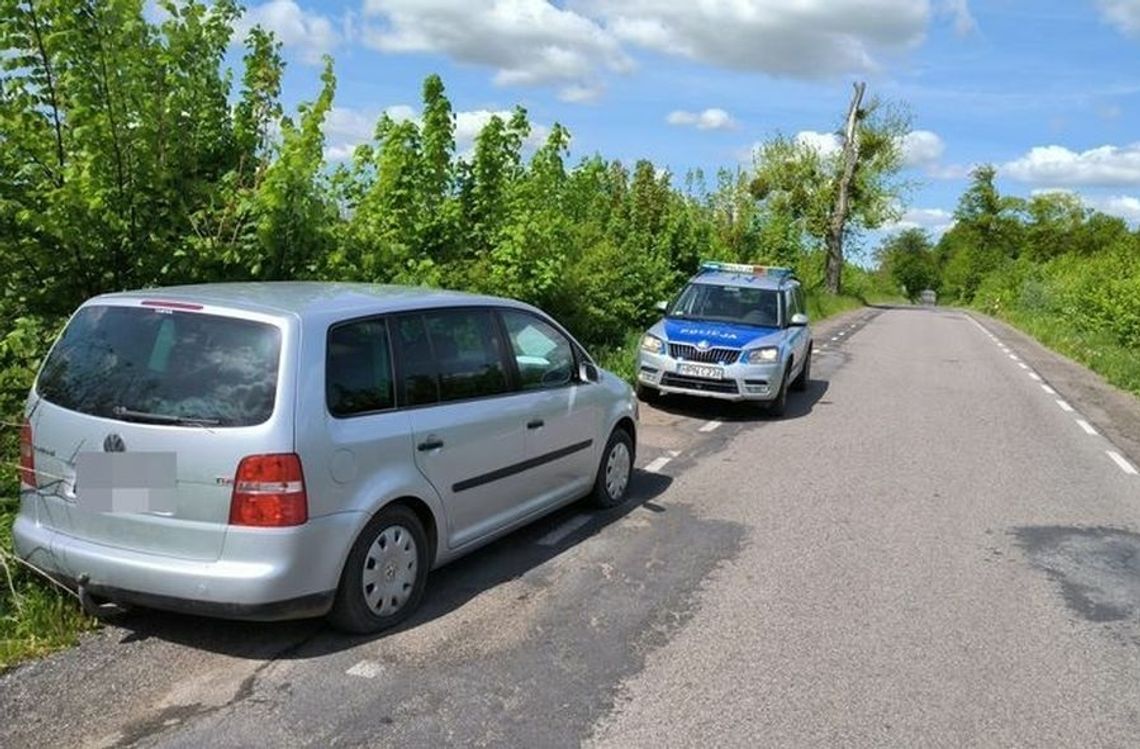 Pił wódkę za kierownicą pojazdu i jechał całą szerokością drogi