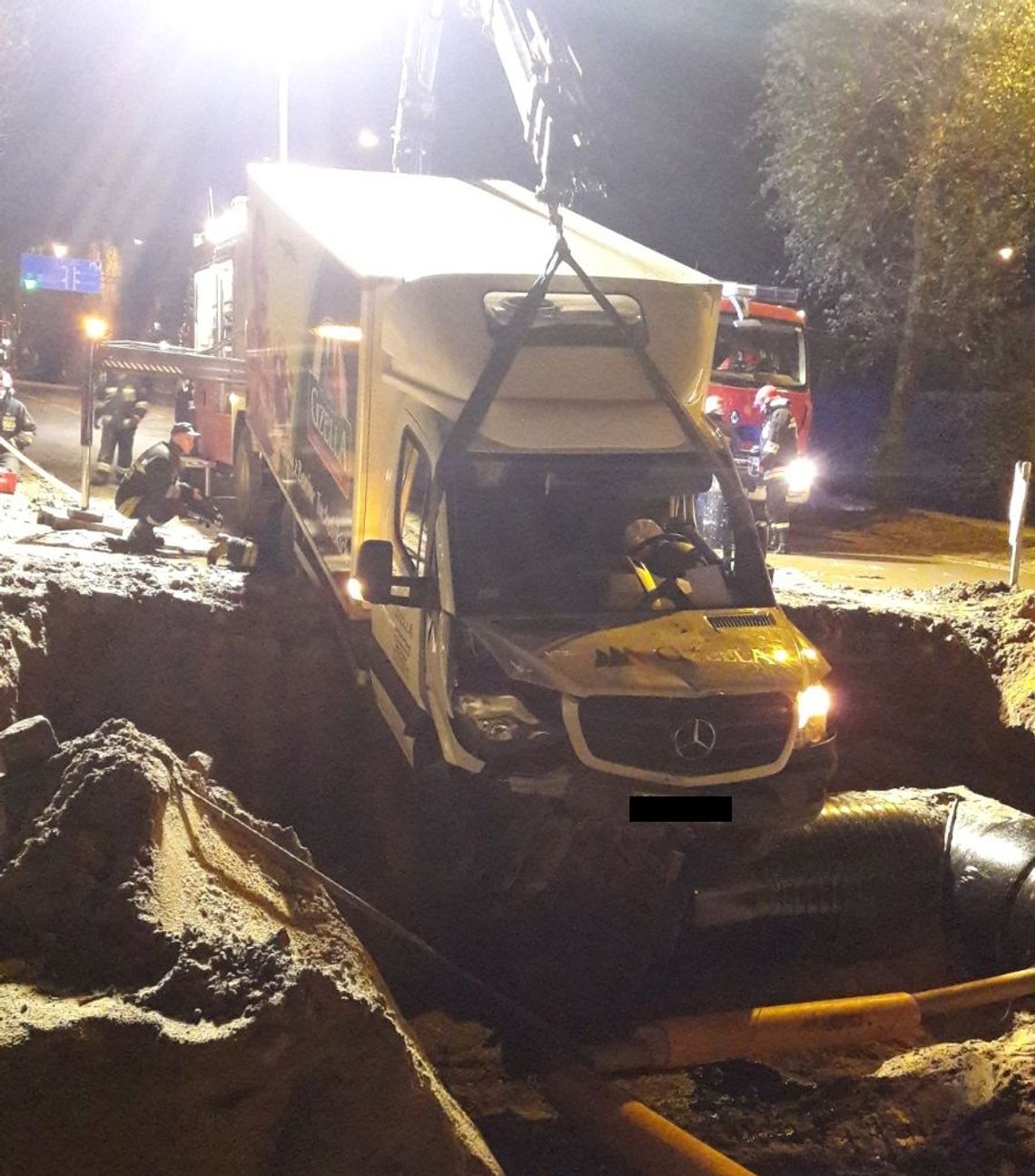 PILNE. Auto wpadło do wykopu na ul. Gdańskiej! (ZDJĘCIA) PILNE. Auto wpadło do wykopu na ul. Gdańskiej! (ZDJĘCIA)