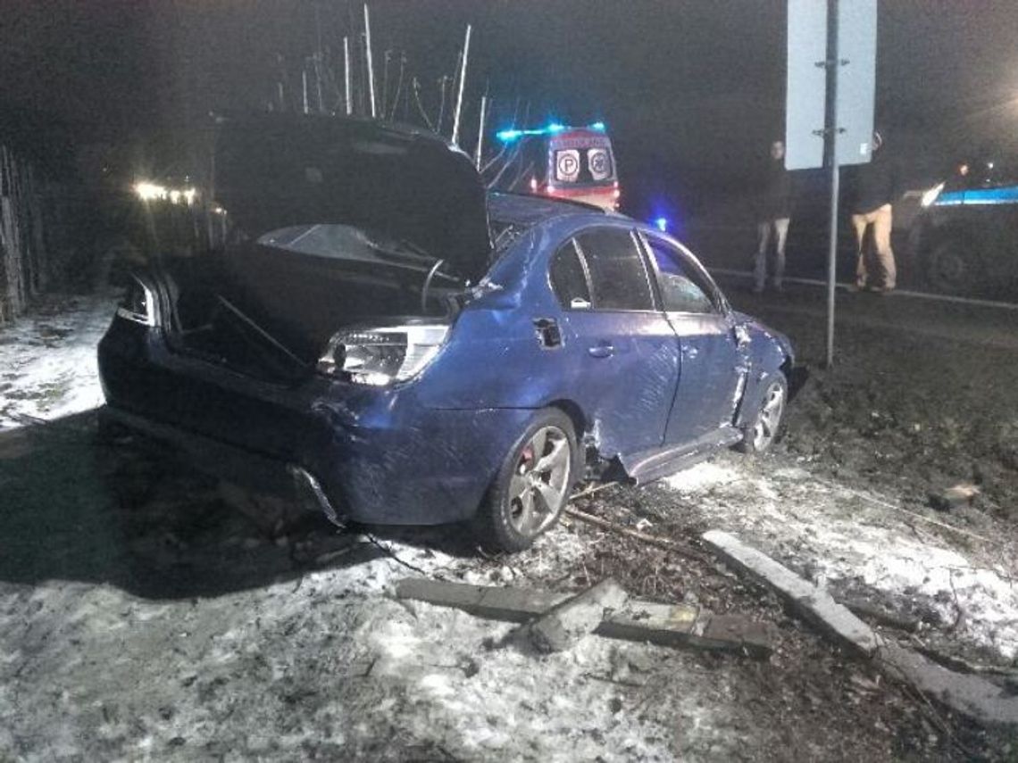 PILNE. Auto wypadło z drogi i uderzyło w ogrodzenie. Na "jedynce" obowiązywał ruch wahadłowy