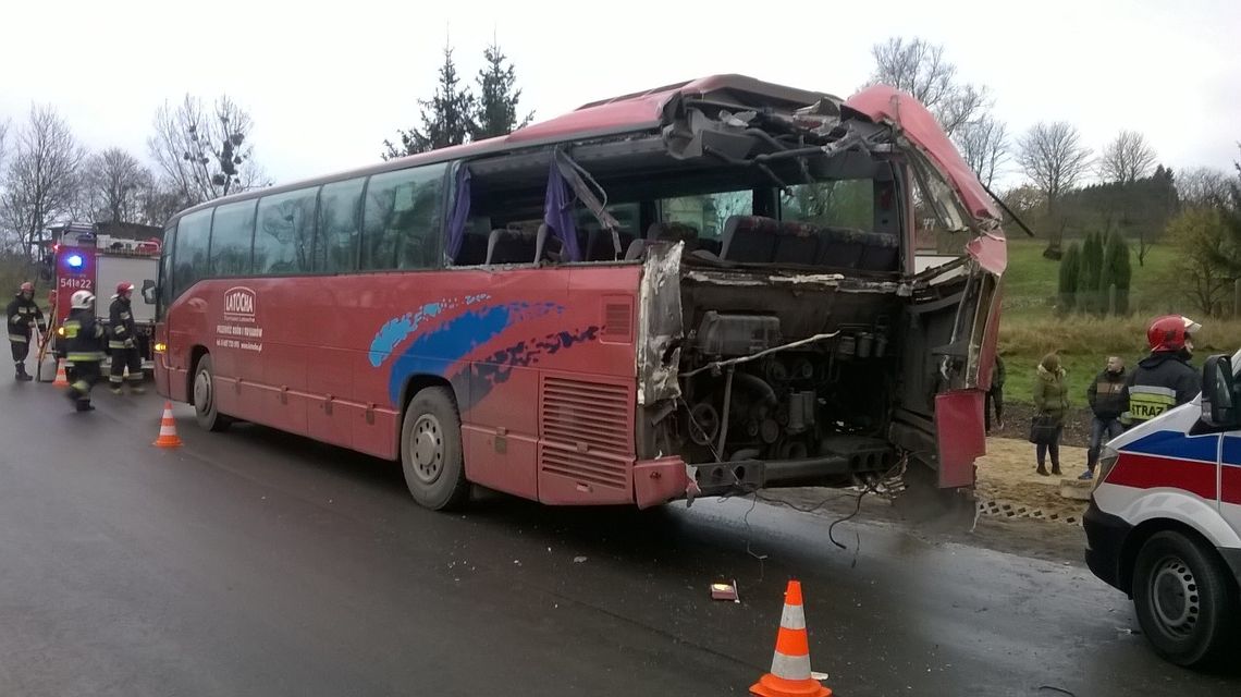 PILNE! Autobus zderzył się z koparką w Bałdowie. Są ranni