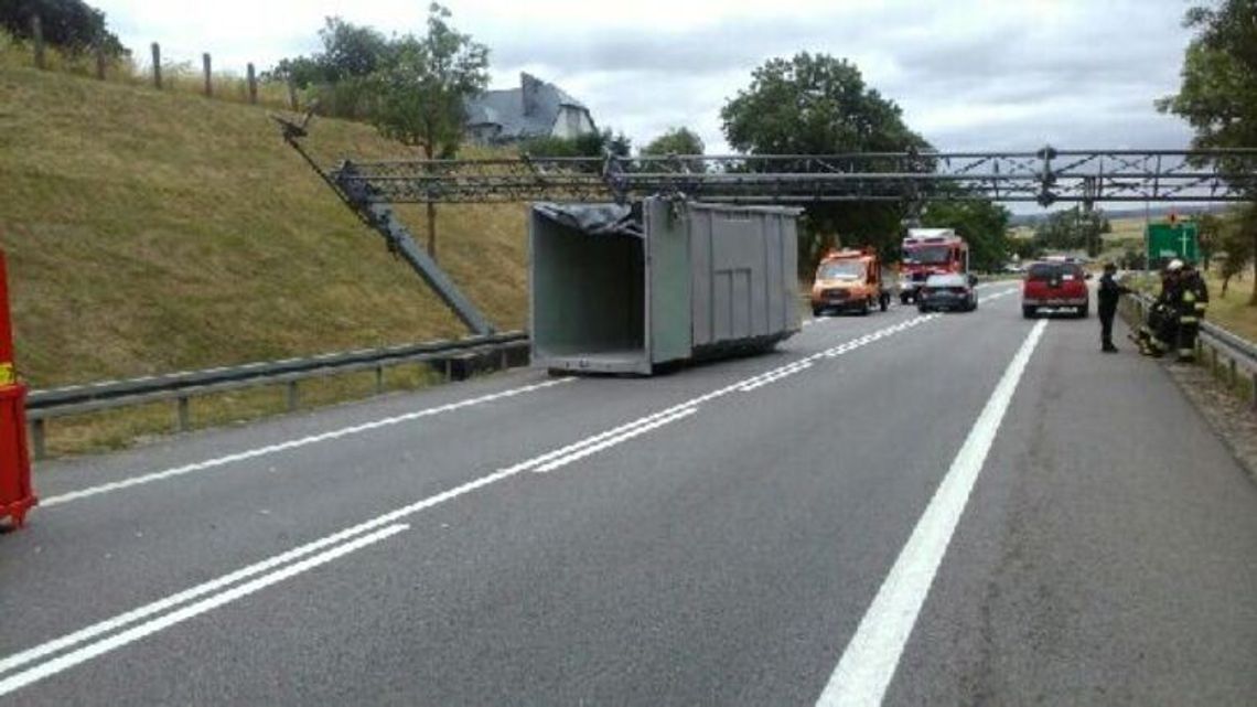 PILNE. Ciężarówka wjechała w bramę viatollu! Droga krajowa nr 91 była zablokowana PILNE. Ciężarówka wjechała w bramę viatollu! Droga krajowa nr 91 była zablokowana