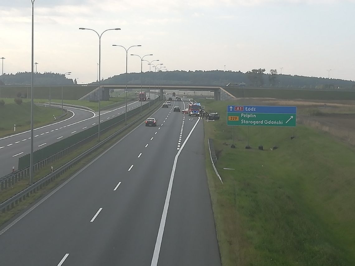 PILNE. Dachowanie na autostradzie pod Pelplinem. Ranna kobieta