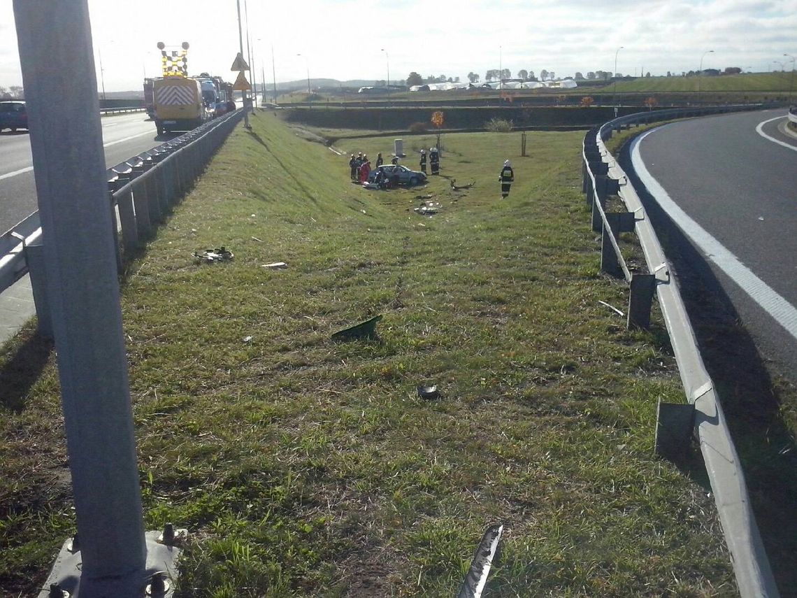 PILNE. Dachowanie osobówki na A1. Trzy osoby poszkodowane PILNE. Dachowanie osobówki na A1. Trzy osoby poszkodowane