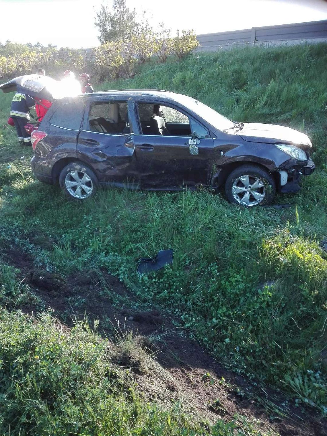 PILNE. Dachowanie Subaru na A1 pod Swarożynem. Kilka osób rannych