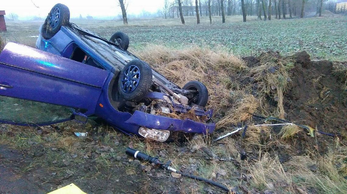 PILNE. Dachowanie volkswagena. Osoba uwięziona w pojeździe