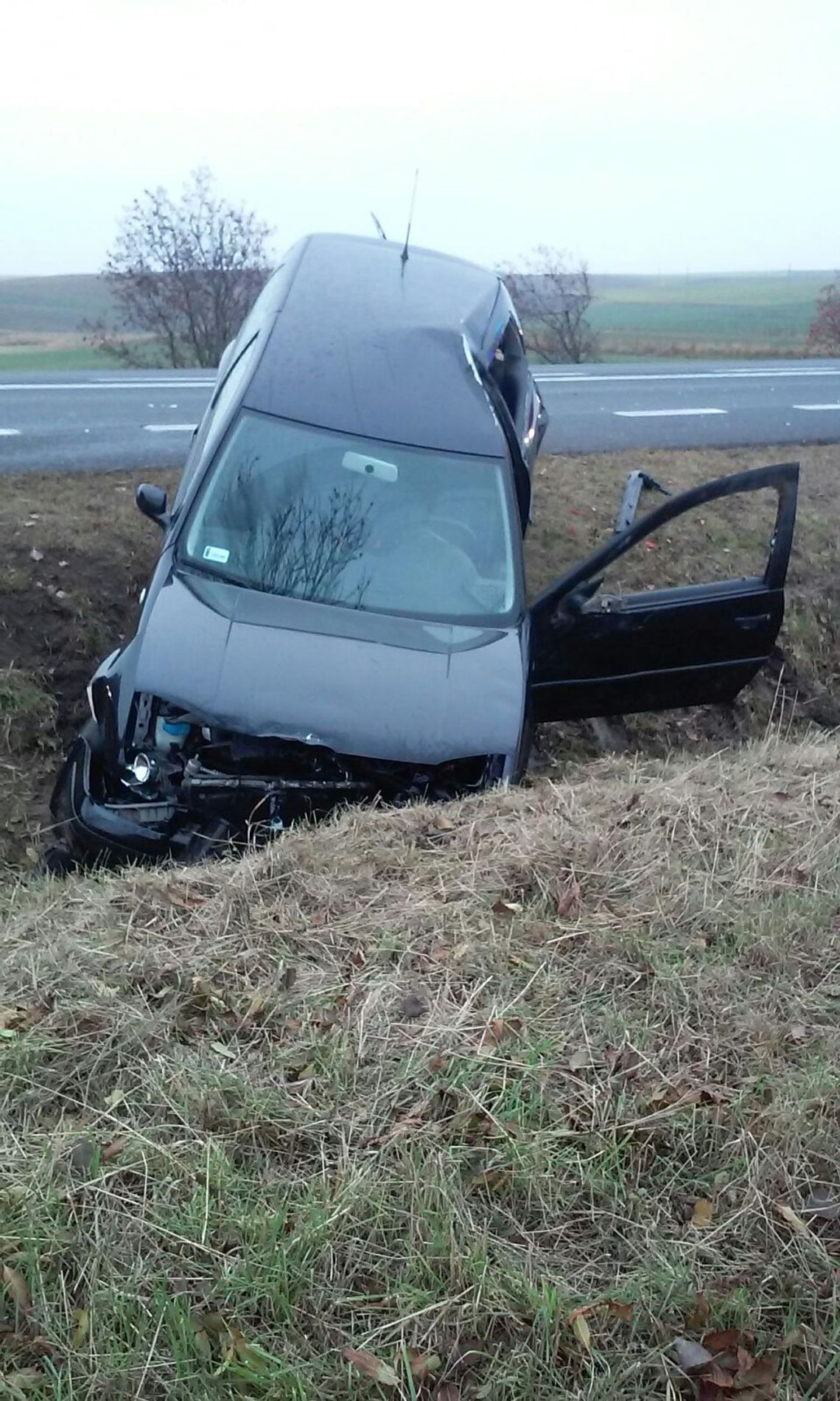 PILNE. Golf w zakończył jazdę w rowie. Jedna osoba ranna
