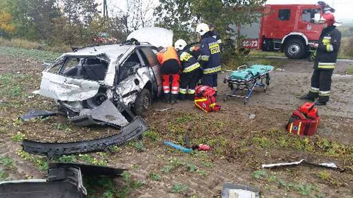 PILNE. Groźny wypadek. Kierowca zakleszczony w aucie!
