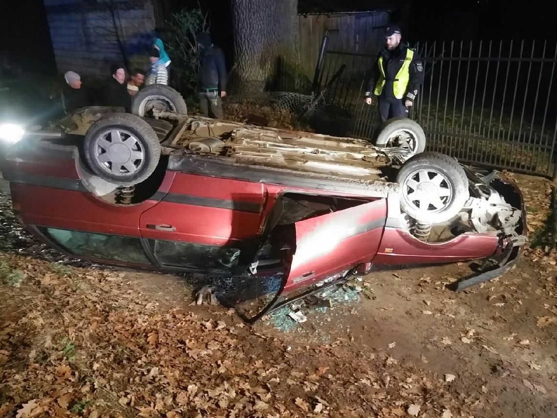 PILNE. Kierowca zakleszczony w aucie. Wjechał w bramę i dachował