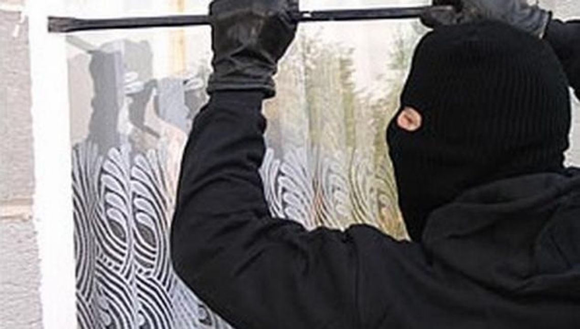 PILNE. Okradał domki jednorodzinne! Z ostatniego wyniósł monety i biżuterię