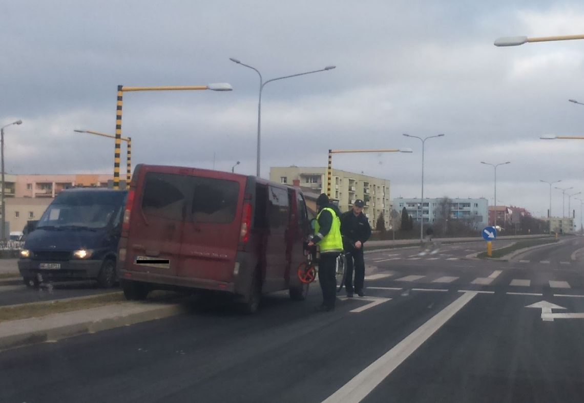 PILNE. Potrącenie rowerzysty na Al. Kociewskiej. Poszkodowany zabrany do szpitala