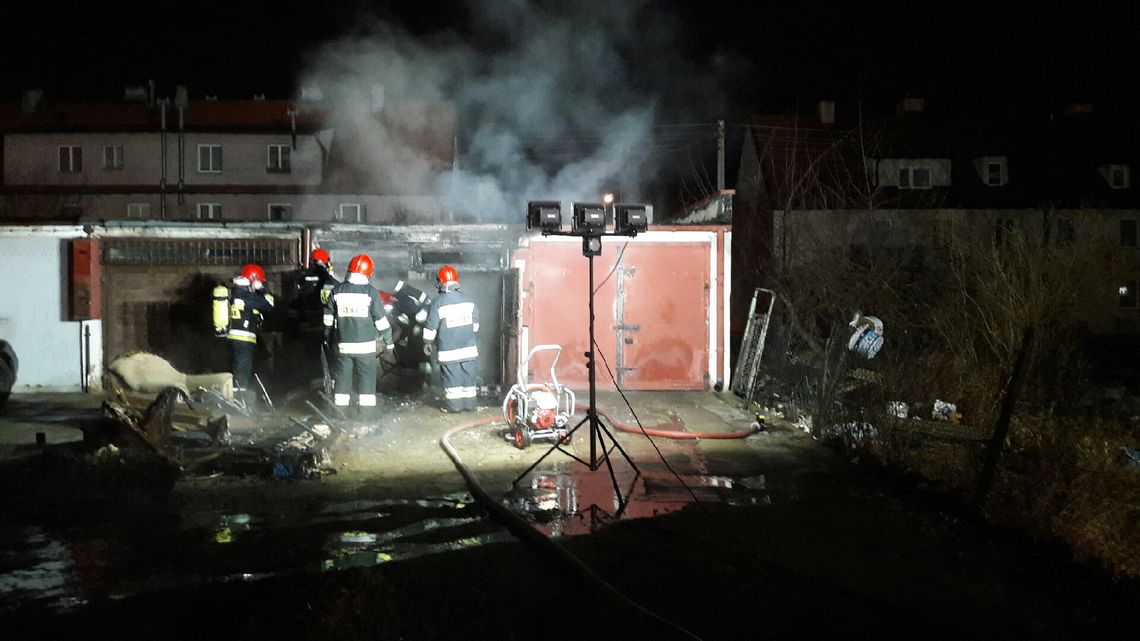 PILNE. Pożar garażu przy ul. Nowowiejskiej. W środku było... mieszkanie