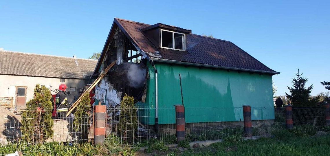 PILNE. Tragedia w Czarlinie. W pożarze domu zginęły dwie osoby!