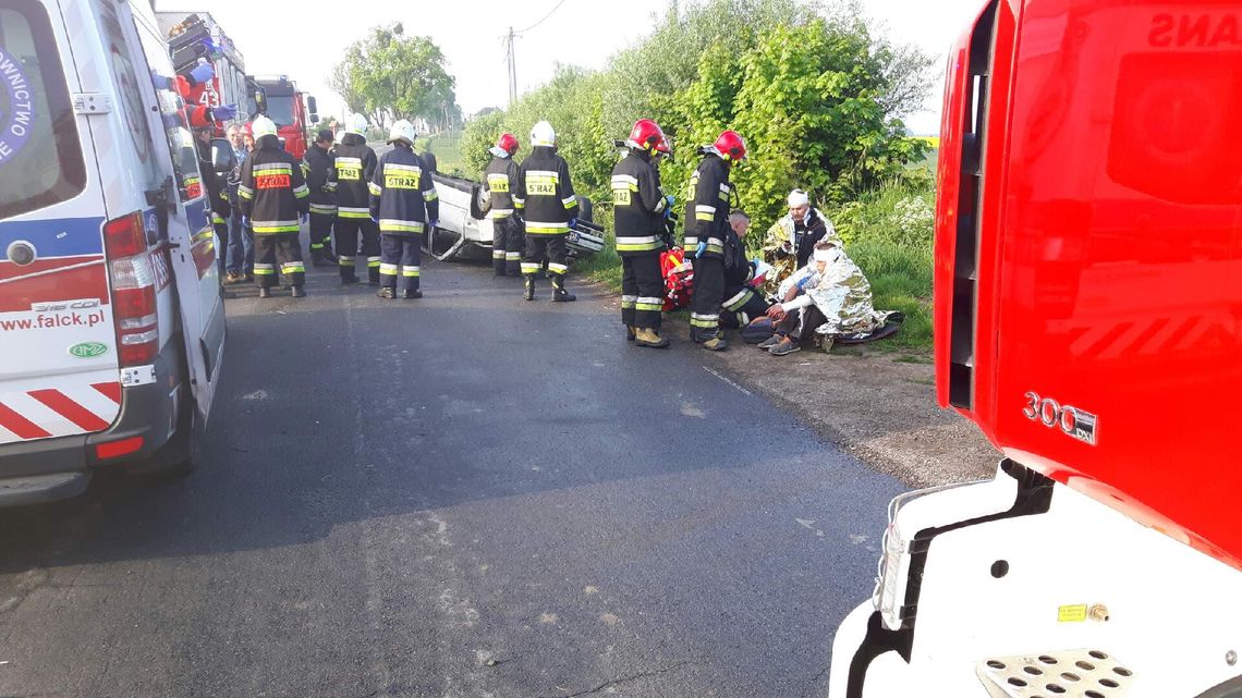PILNE. Trzy osoby ranne! Dachowało auto osobowe PILNE. Trzy osoby ranne! Dachowało auto osobowe