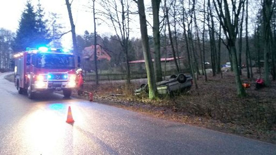 PILNE. Volkswagen passat dachował i wpadł do rowu