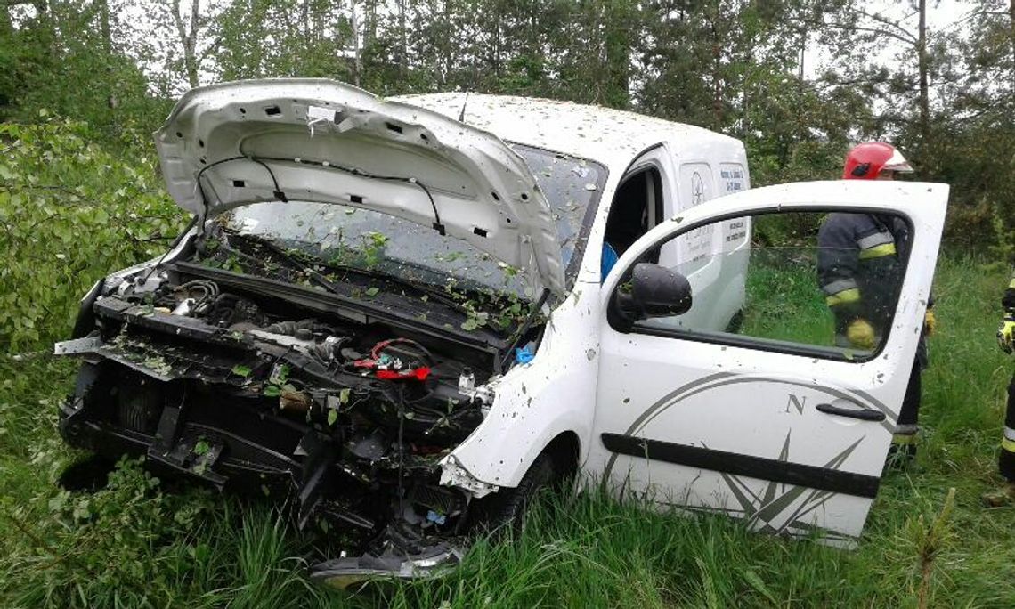 PILNE. W Czarlinie bus wjechał w drzewo. Są poszkodowani