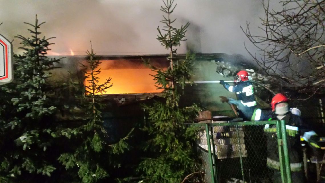 PILNE! W Pelplinie spłonęła stolarnia. 11 zastępów gasiło pożar