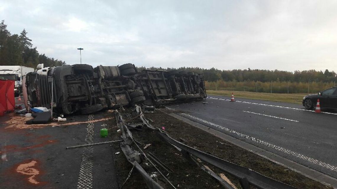 PILNE. Wypadek na A1. Zginął kierowca, ciężarówka zablokowała ruch (ZDJĘCIA) 