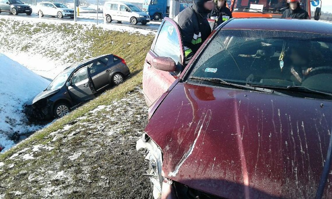 PILNE. Wypadek przy zjeździe na A1. Interweniują straż oraz policja PILNE. Wypadek przy zjeździe na A1. Interweniują straż oraz policja