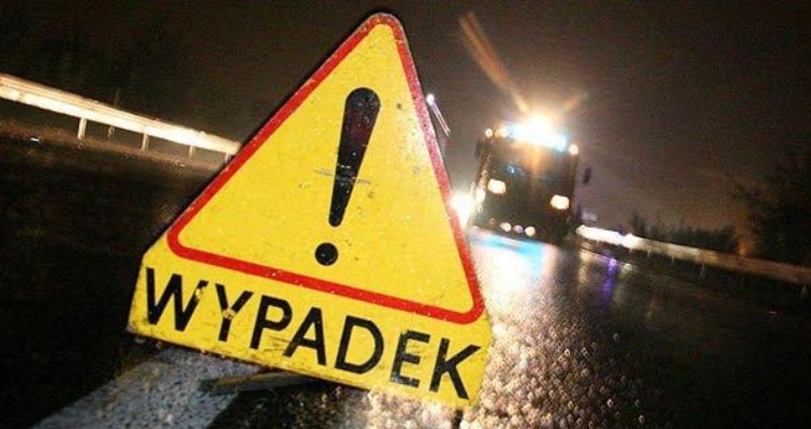 PILNE. Wypadek w gm. Pelplin. Auto osobowe wjechało w drzewo - są ranni