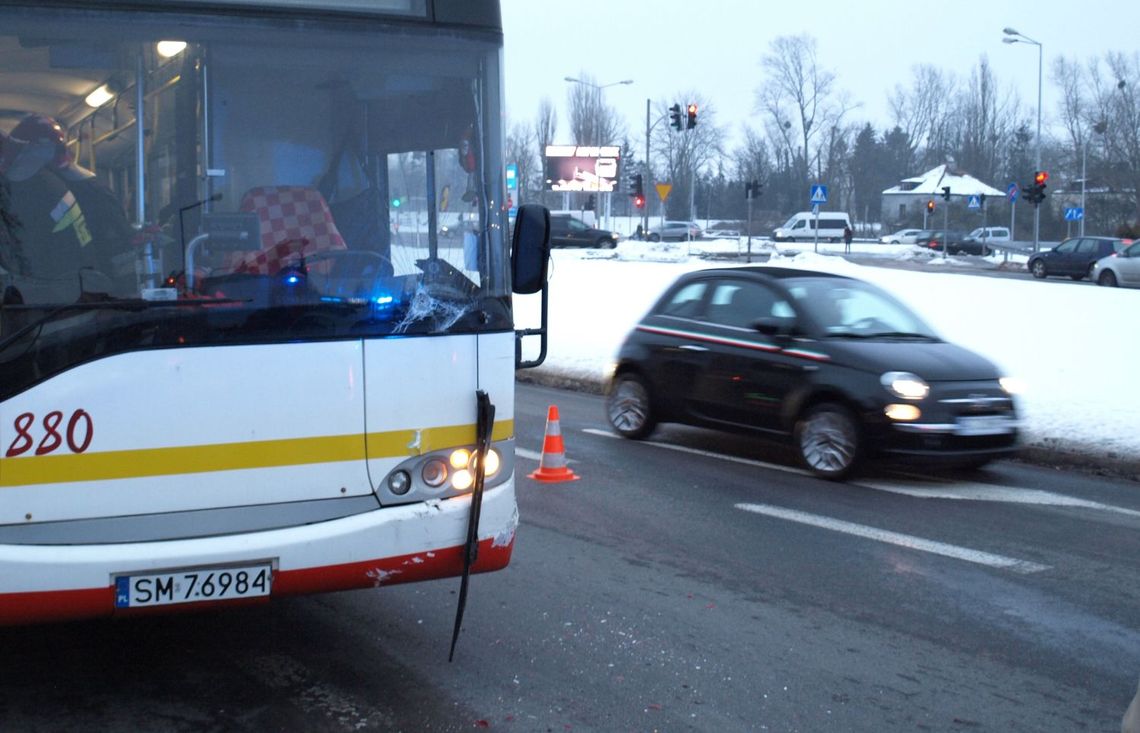 PILNE. Zderzenie autobusu z mercedesem przy pl. Jana Pawła II. Pasażerowie: mocne uderzenie