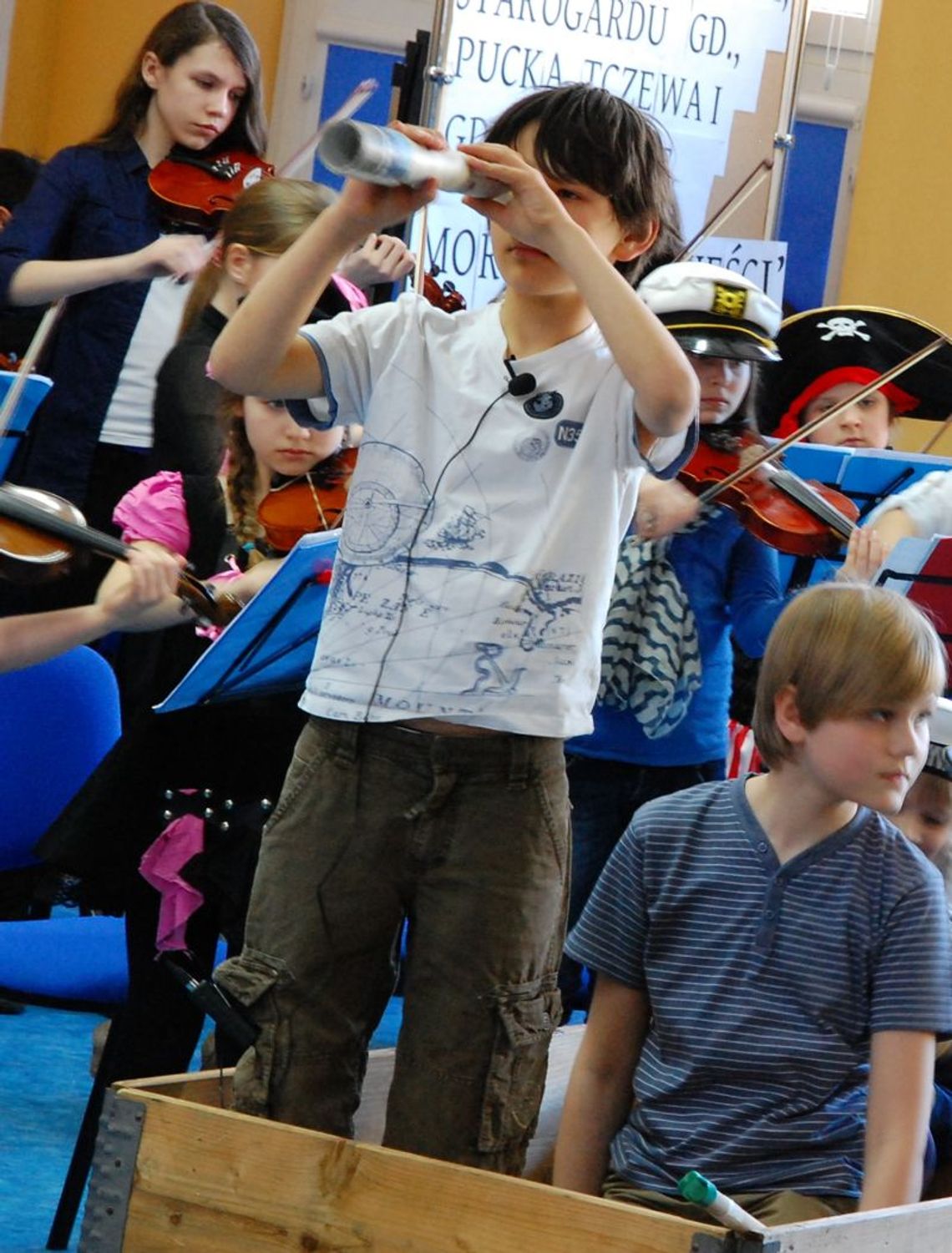 Piracki koncert na 65 skrzypków i pianistę Piracki koncert na 65 skrzypków i pianistę