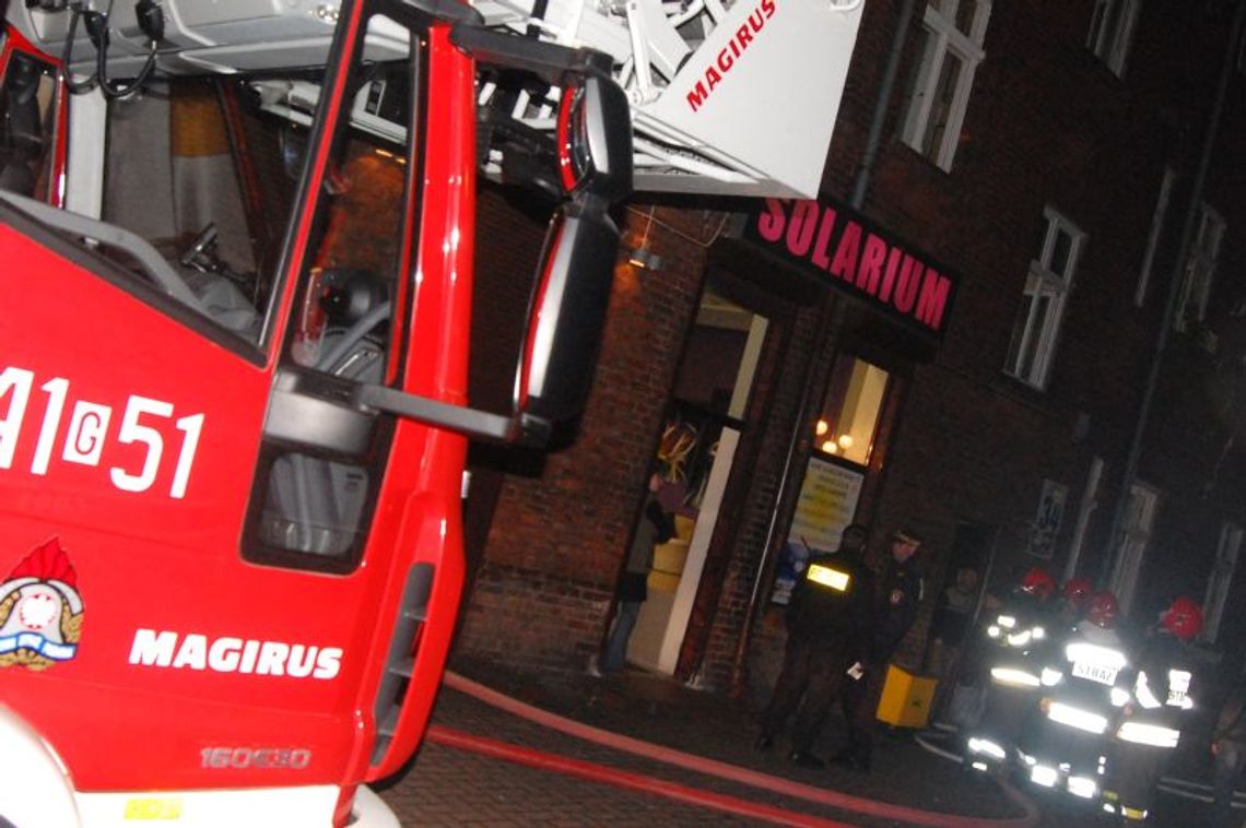 Piwnica w ogniu. 12 osób ewakuowanych Piwnica w ogniu. 12 osób ewakuowanych