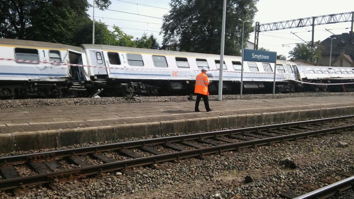 PKP: uszkodzonych jest 400 metrów toru i dwa rozjazdy. Trwa wkolejanie wagonów PKP: uszkodzonych jest 400 metrów toru i dwa rozjazdy. Trwa wkolejanie wagonów