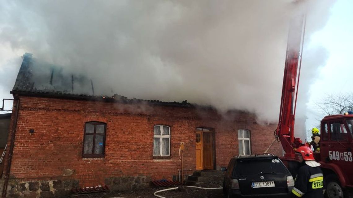 Płonął budynek mieszkalny w Tymawie. Trwa rozbiórka i dogaszanie...