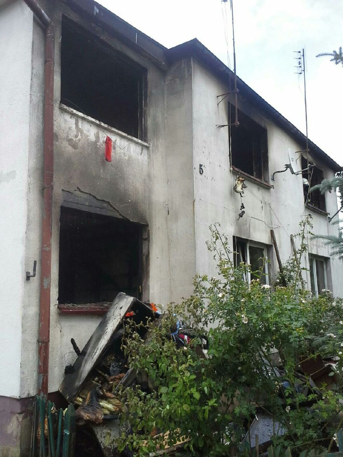 Płonął dom jednorodzinny w Opaleniu! W akcji udział brało 8 zastępów straży Płonął dom jednorodzinny w Opaleniu! W akcji udział brało 8 zastępów straży