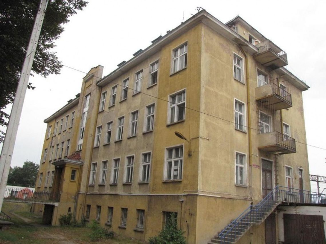 Po spalonej przychodni kolejowej hula wiatr Po spalonej przychodni kolejowej hula wiatr