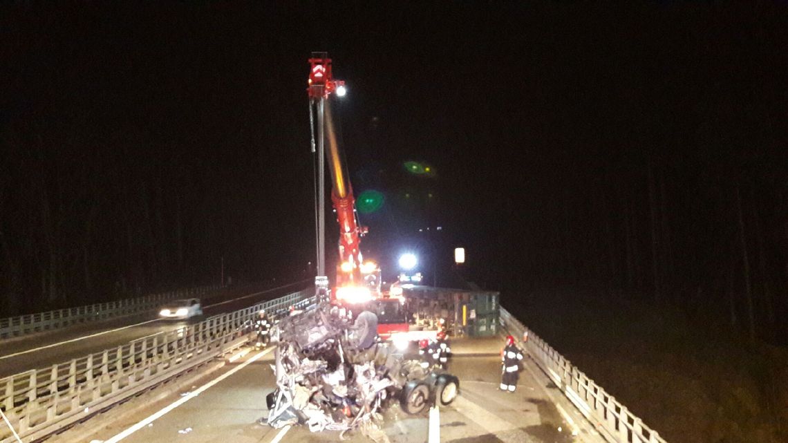 Po tragedii na A1. Służby do rana usuwały pojazd, który zatarasował autostradę. Ruch udrożniono