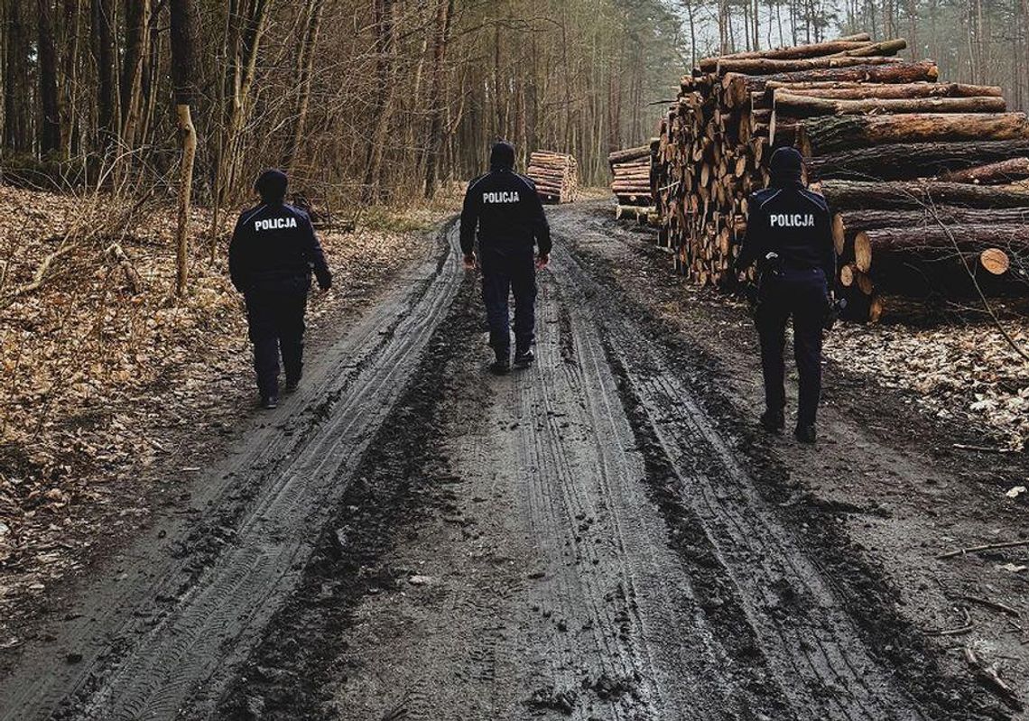 Pobiegli za psem, który się spłoszył, ale zgubili się w lesie