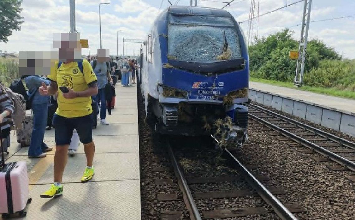 [ZDJĘCIA]  Pociąg Intercity zderzył się z ciągnikiem w Czarlinie. Ruch kolejowy został wstrzymany