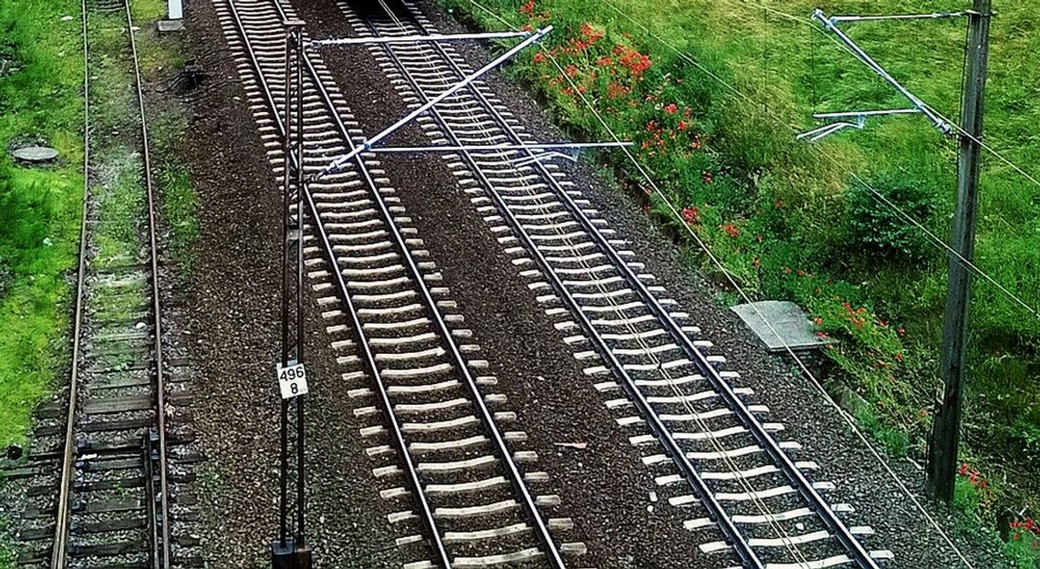 Pociąg potrącił dziecko. Dziewczynka zginęła na miejscu... Ruch wstrzymano Pociąg potrącił dziecko. Dziewczynka zginęła na miejscu... Ruch wstrzymano