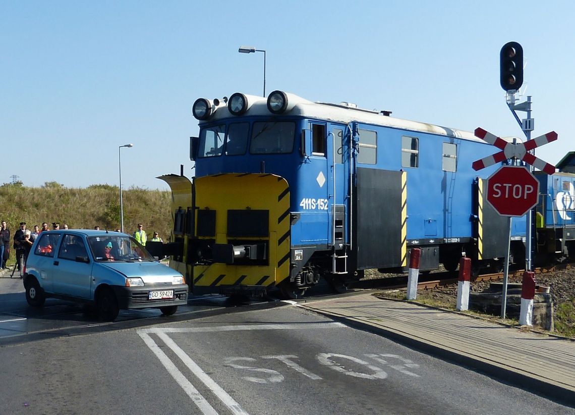 Pociąg zmiażdżył samochód - zobacz zdjęcia z symulacji wypadku