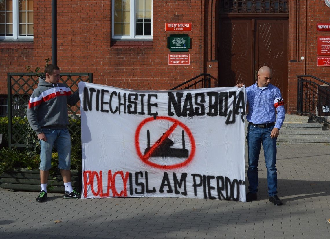 Pod urzędem w Tczewie: „A na drzewach zamiast liści będą wisieć islamiści” Pod urzędem w Tczewie: „A na drzewach zamiast liści będą wisieć islamiści”