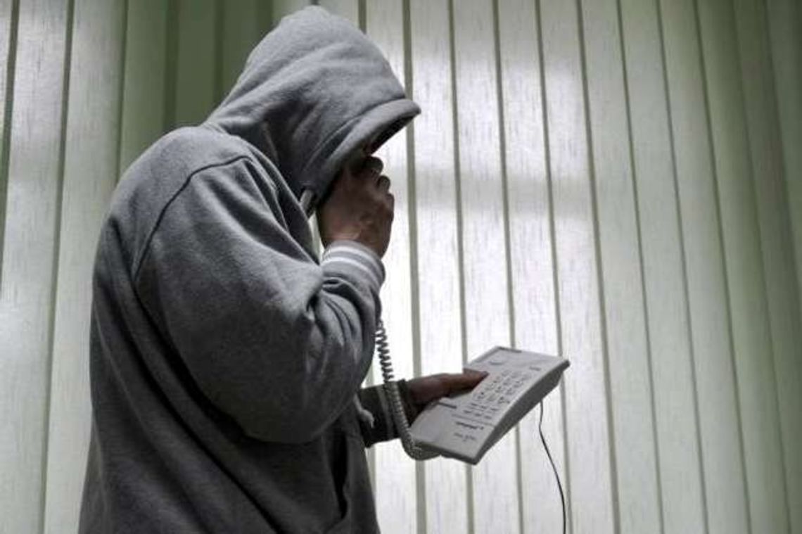 Podają się za policjantów i żądają przekazania pieniędzy Podają się za policjantów i żądają przekazania pieniędzy