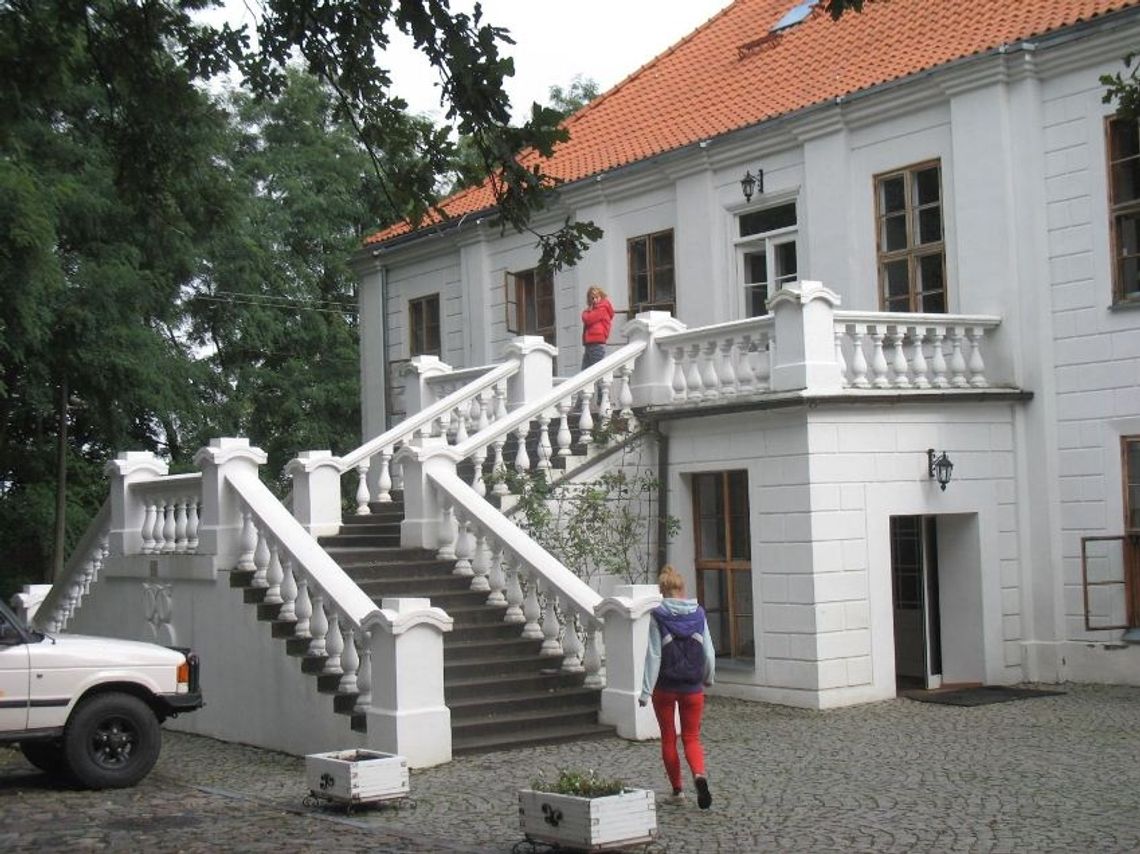 Podnieśli dworek z ruin, teraz podnoszą własne dusze