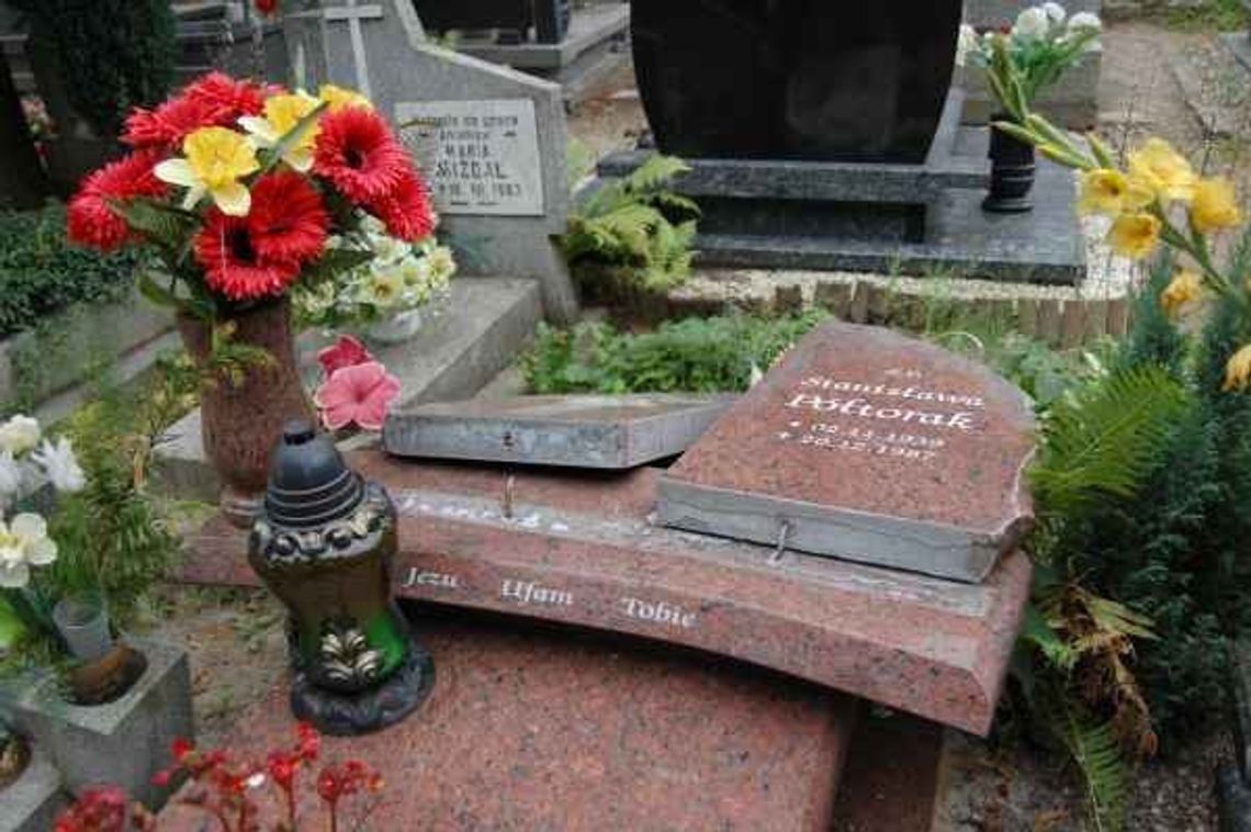 Połamane krzyże i płyty - na cmentarzu. Wandale uszkodzili 22 nagrobki Połamane krzyże i płyty - na cmentarzu. Wandale uszkodzili 22 nagrobki