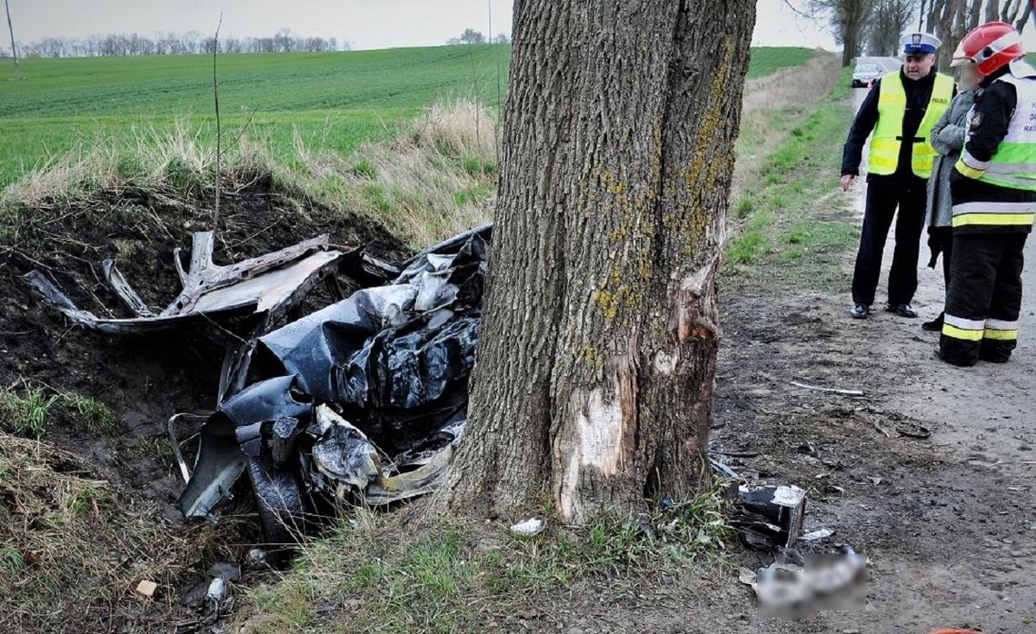 Policja bada przyczyny tragicznego wypadku w Bałdowie. Na miejscu zginął 34-letni kierowca
