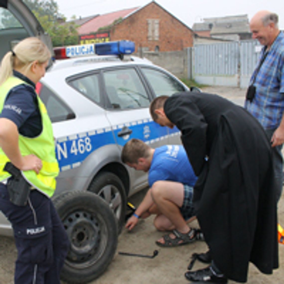 Policja eskortowała pielgrzymów. Nagle złapali "gumę". Wtedy...