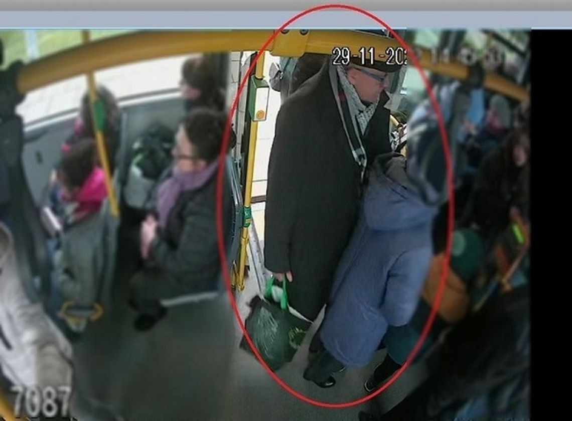 Policja poszukuje sprawcy kradzieży telefonu w autobusie. WIZERUNEK NA MONITORINGU!