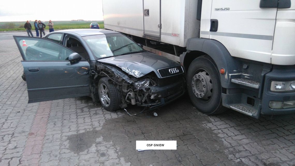 Policja wyjaśnia przyczyny wypadku na parkingu. "Stracił panowanie nad pojazdem"