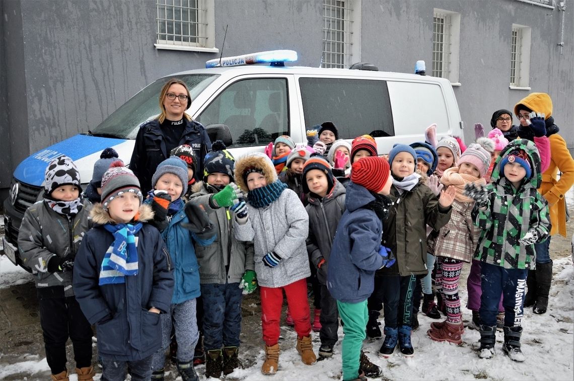Policjanci gościli w komendzie dzieci z Przedszkola „Chatka Puchatka” w Tczewie